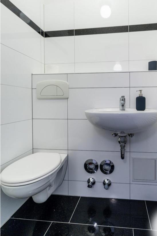 Homefy Oldtown Apartment - 6 People - 2 Bath - Balcony - Top Location Дюссельдорф Экстерьер фото
